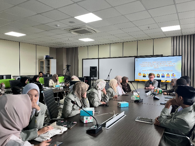 Sebuah gambar berisi dalam ruangan, pakaian, orang, Gedung kantor

Konten yang dihasilkan AI mungkin salah.