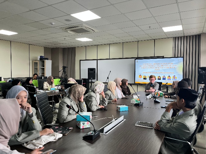 Sebuah gambar berisi pakaian, dalam ruangan, orang, Gedung kantor

Konten yang dihasilkan AI mungkin salah.
