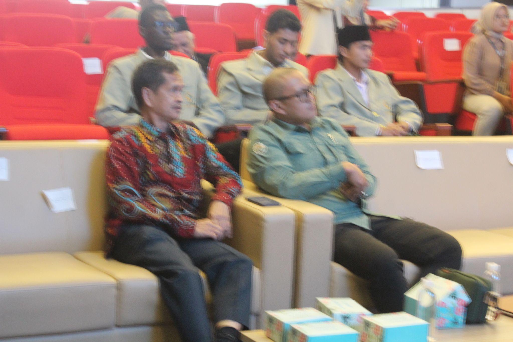 Sebuah gambar berisi pakaian, orang, Wajah manusia, dalam ruangan

Konten yang dihasilkan AI mungkin salah.