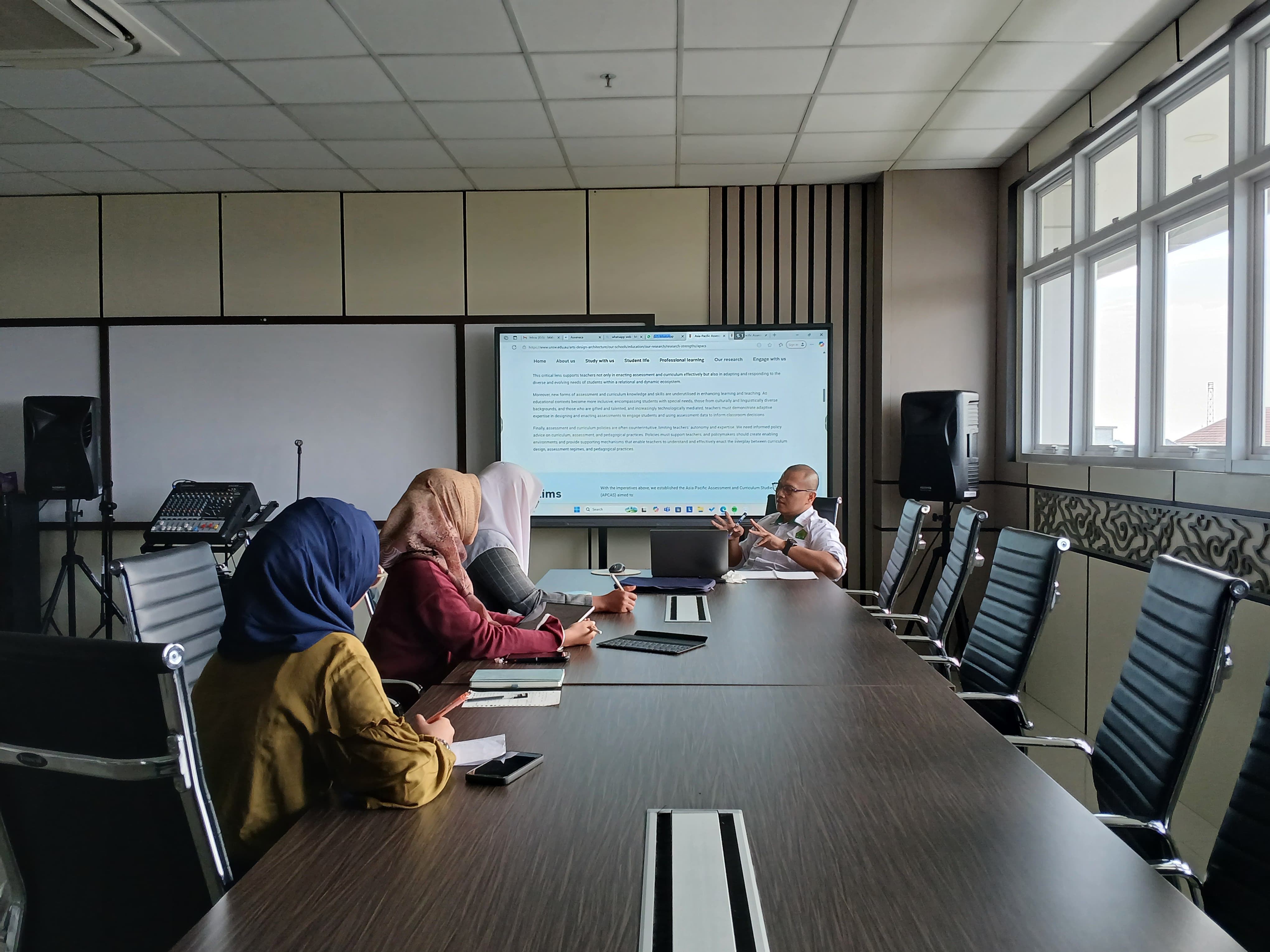 A group of people sitting at a table

AI-generated content may be incorrect.