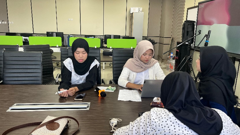 A group of women sitting at a table

AI-generated content may be incorrect.