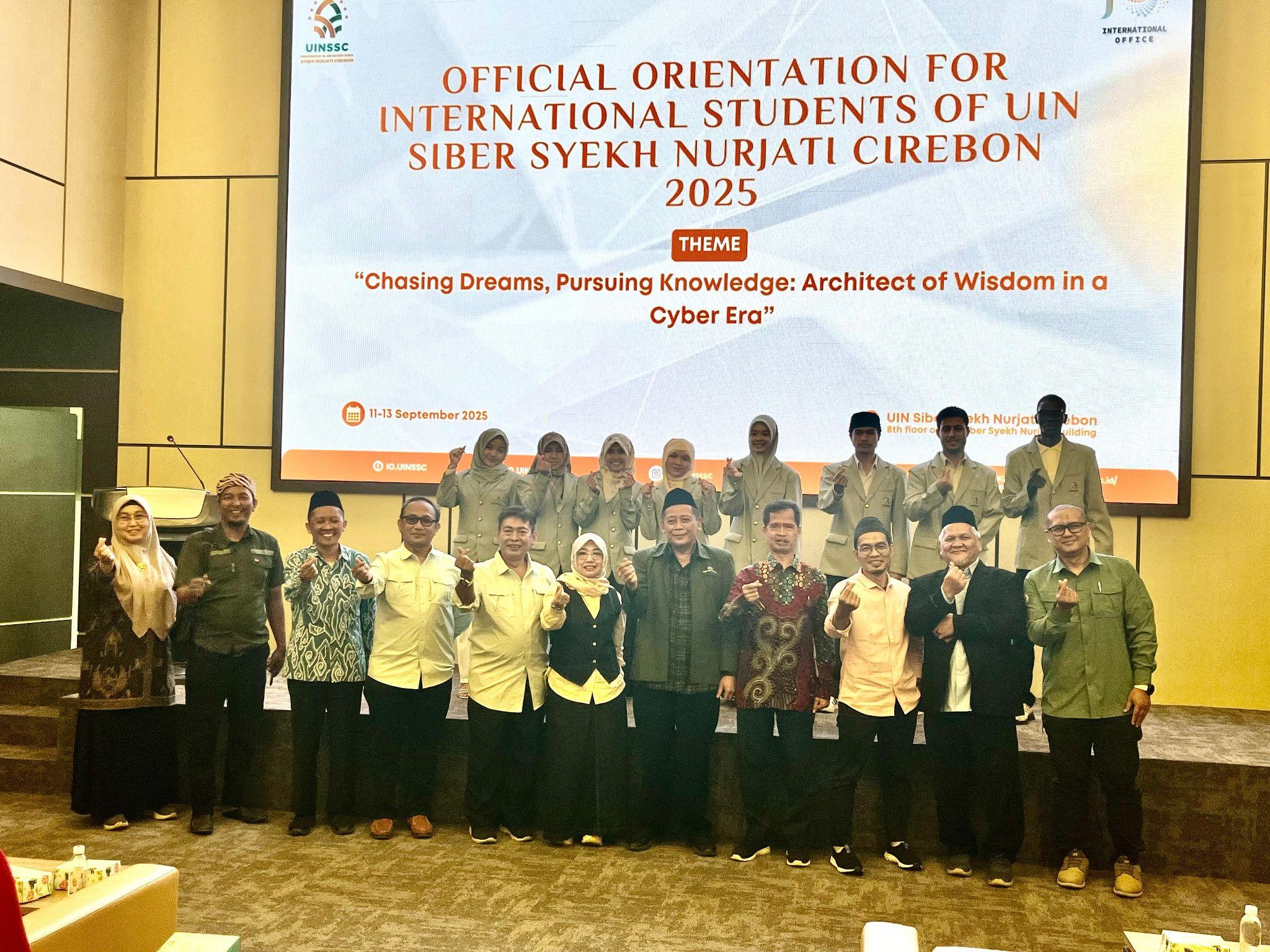 Sebuah gambar berisi pakaian, teks, orang, pria

Konten yang dihasilkan AI mungkin salah.