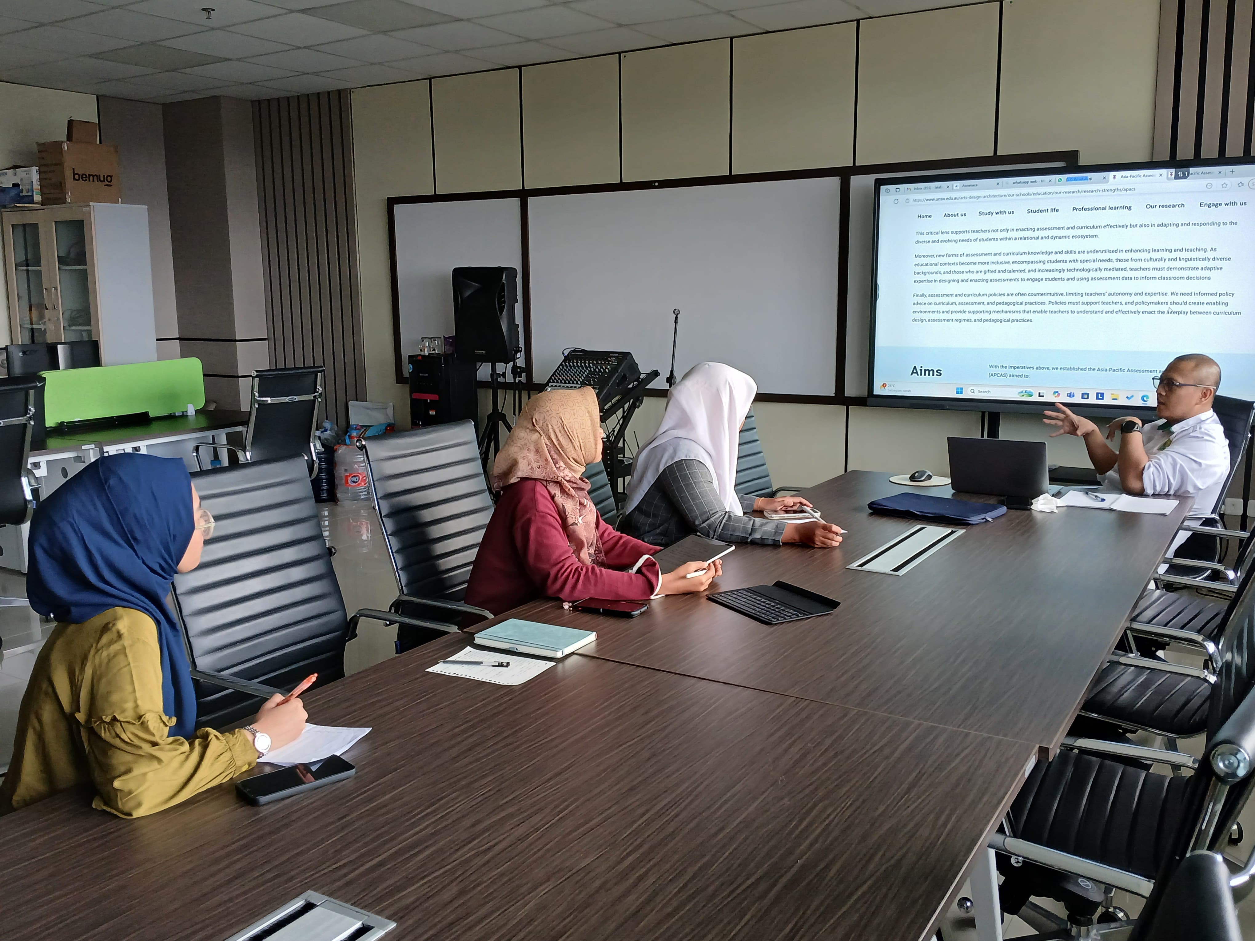 A group of people sitting at a table

AI-generated content may be incorrect.