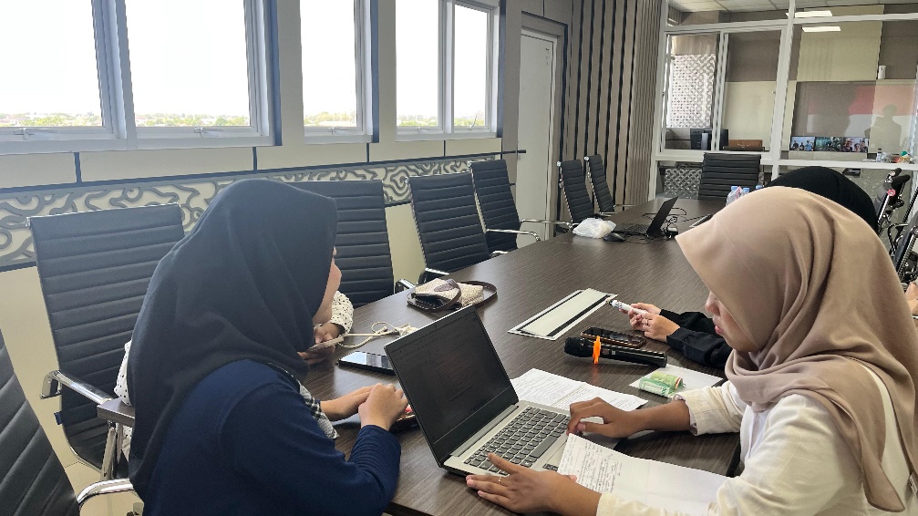 A group of people sitting around a table with laptops

AI-generated content may be incorrect.