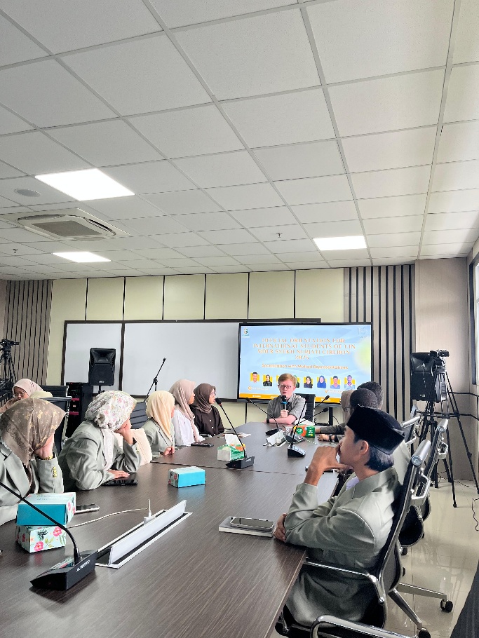 Sebuah gambar berisi dalam ruangan, kursi, dinding, Gedung kantor

Konten yang dihasilkan AI mungkin salah.